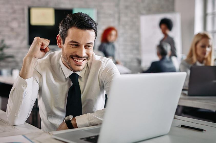 Colaborador feliz com os benefícios da empresa